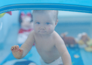 Bebé en su parquecito
